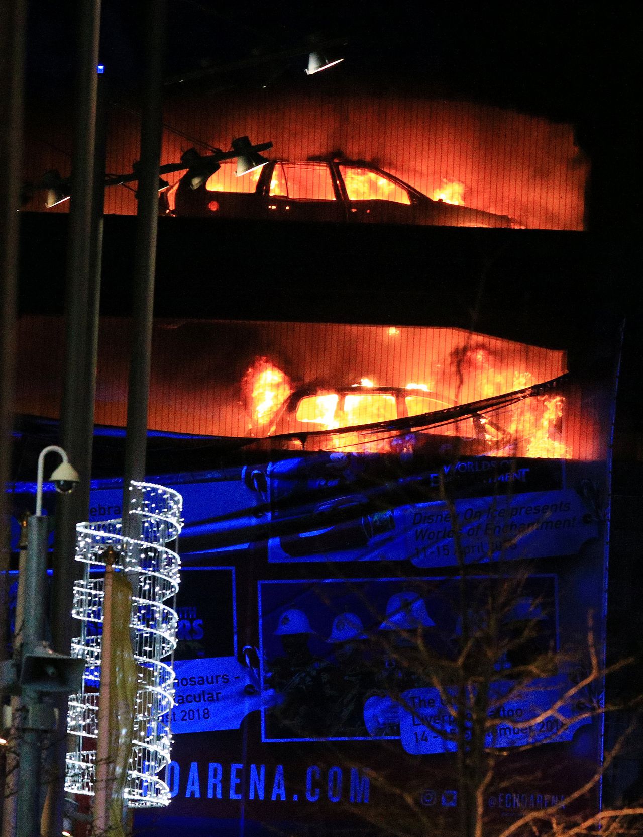 Vuurwerkexplosie Australië, 1.400 auto’s uitgebrand in Liverpool 