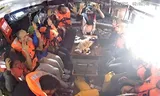 De bemanning van de  Madleen houdt de handen in de lucht nadat het  Israëlische leger op maandag het schip enterde. Foto Freedom Flotilla Coalition 