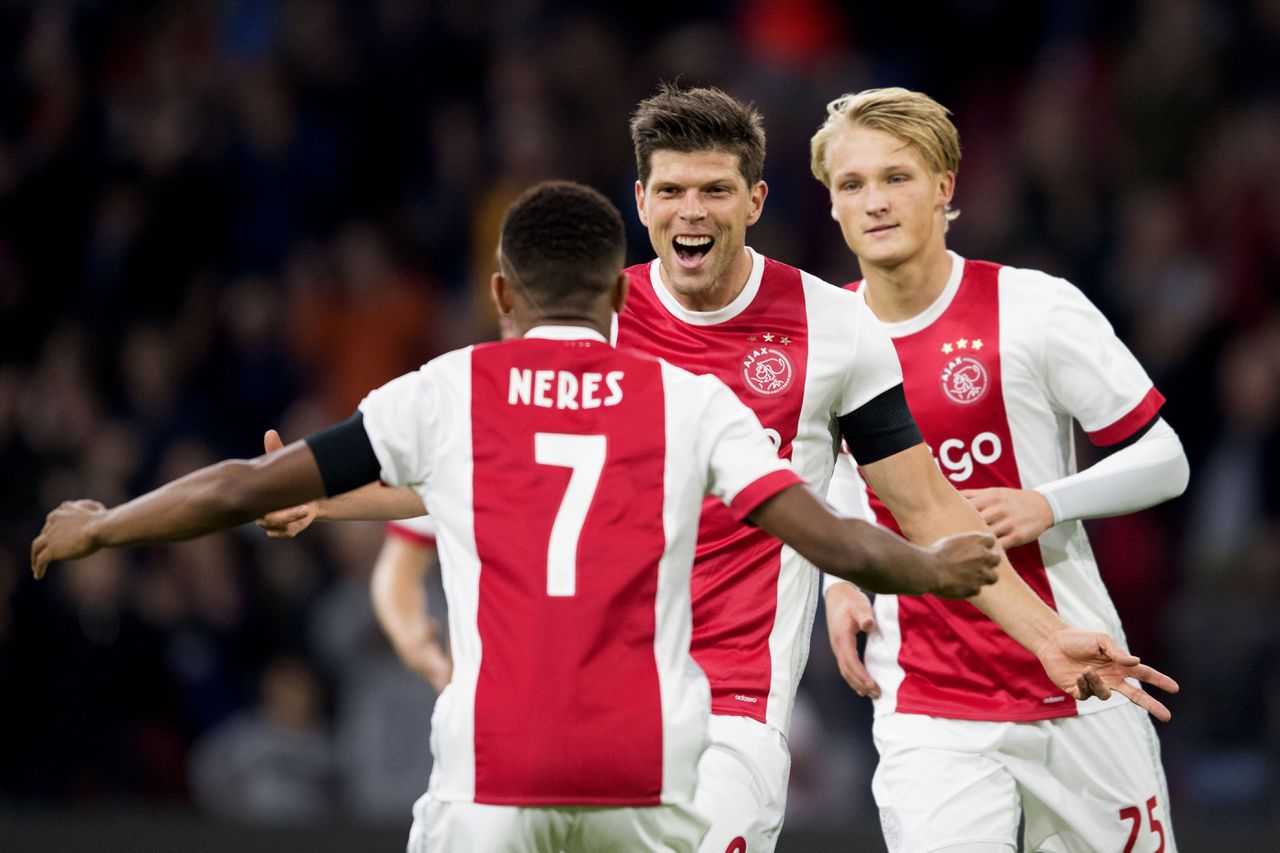 Klaas Jan Huntelaar viert zijn 1-0 met David Neres.