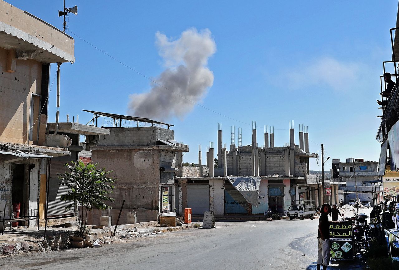 Rook rijst op uit een plaats in de regio Idlib in Syrië, na een luchtbombardement op maandag 6 september.