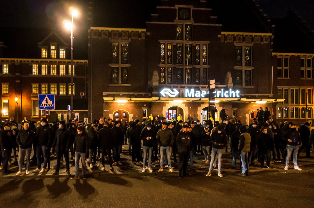 Dinsdag trokken MVV-supporters massaal door de binnenstad van Maastricht om hun stad te 'beschermen' tegen eventuele rellen.