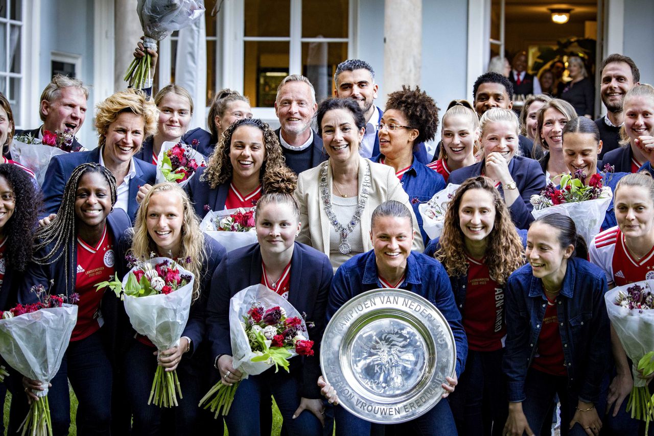 Burgemeester Femke Halsema met de Ajax-vrouwen en de kampioensschaal vorige week in de tuin van ambtswoning.