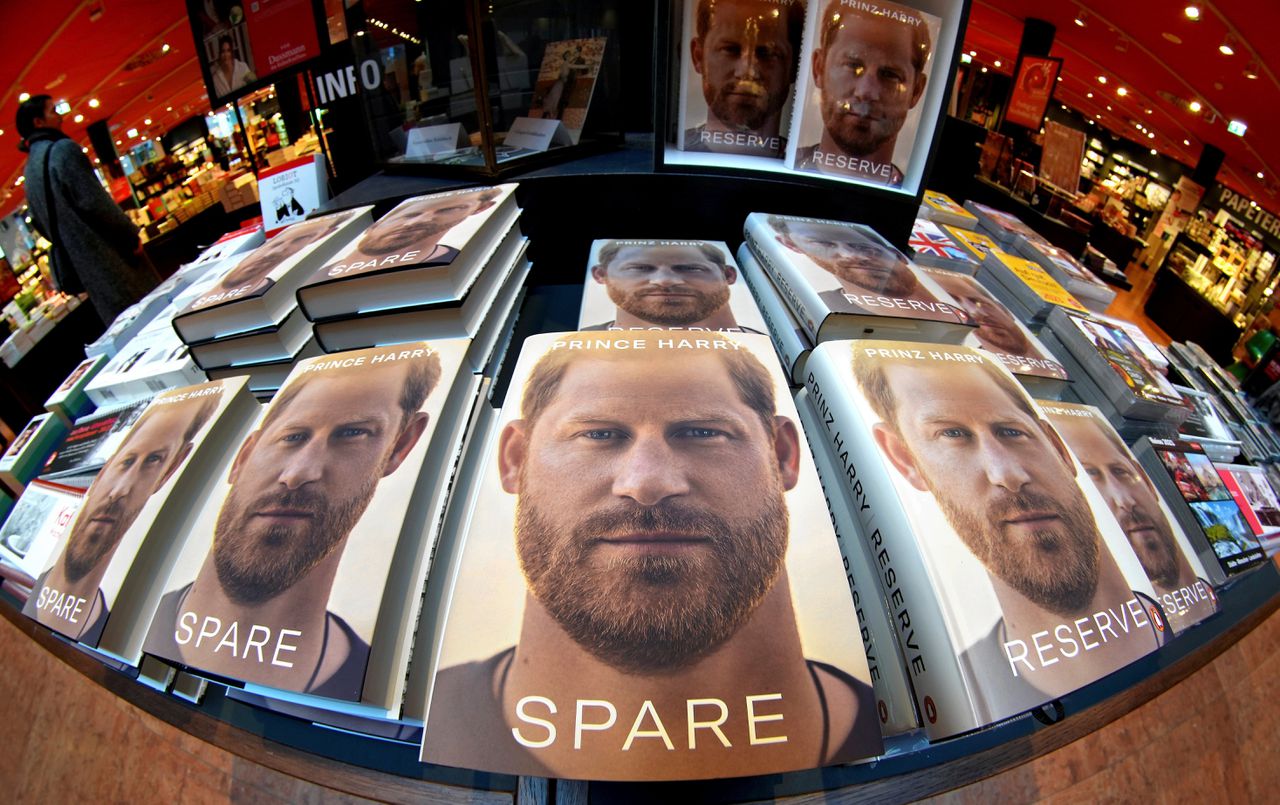 Exemplaren van Spare, de autobiografie van prins Harry, in een boekhandel in Berlijn.
