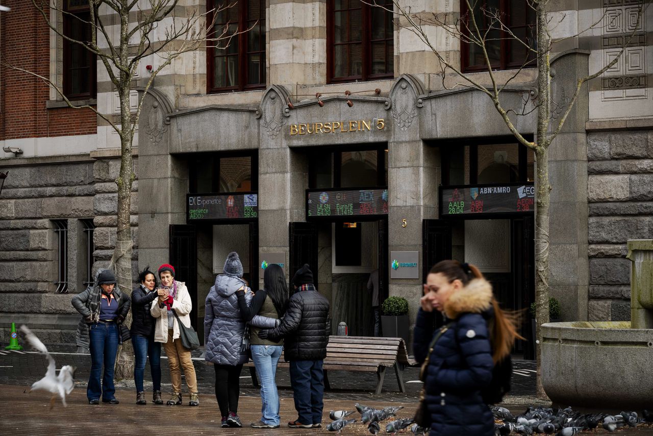 De Amsterdamse aandelenbeurs. De vrees voor een economische recessie door de negatieve impact van het coronavirus en een prijzenoorlog in de oliesector zorgen voor grote onrust op de markten.