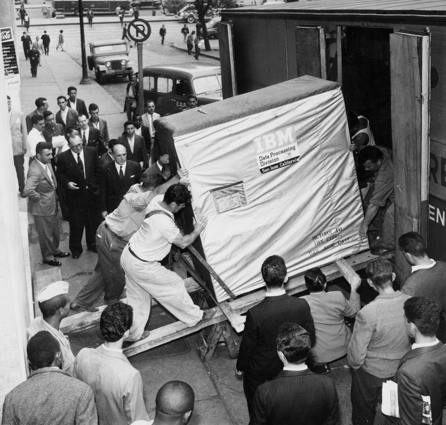1956 год в истории. Жесткий диск 5 МБ 1956. Жесткий диск IBM 5 MB. Жесткий диск IBM 1956 год. Жёсткий диск IBM 5 мегабайт.