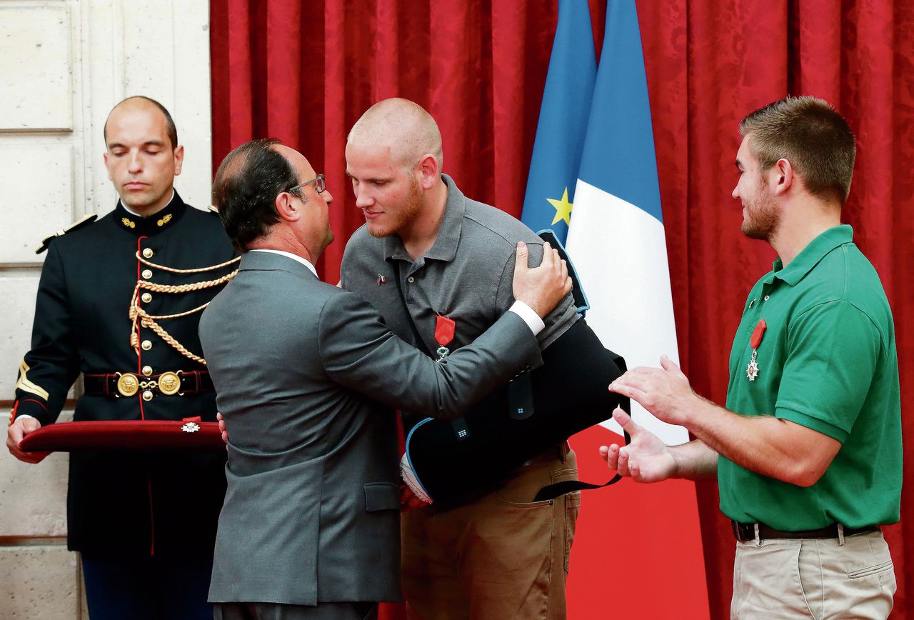 De vier mannen die meehielpen de aanslag te verijdelen kregen vanmorgen van president Hollande de Légion d’honneur, een hoge Franse onderscheiding.