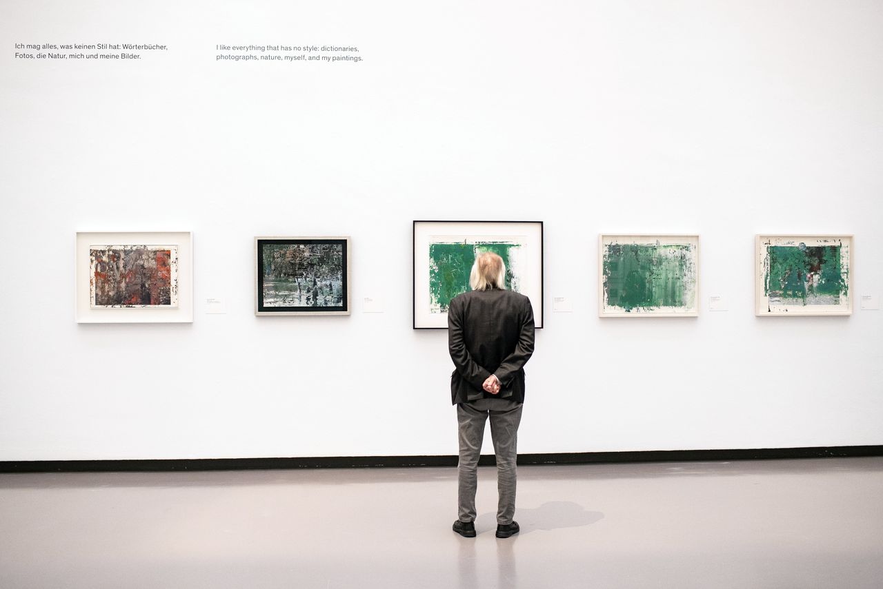 Een bezoeker van de tentoonstelling ‘Gerhard Richter. Landscape’ in Kunsthaus Zürich in 2021.
