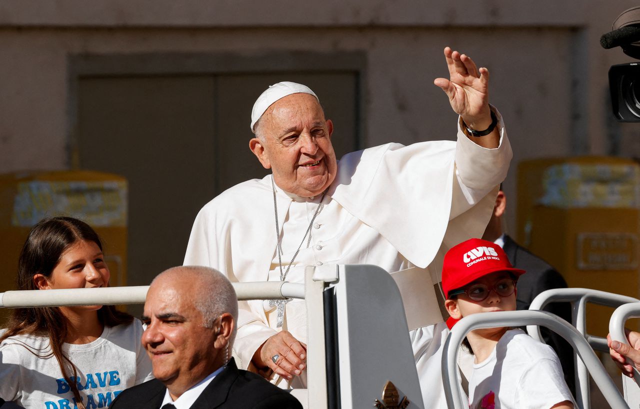 Paus Franciscus doet opnieuw homofobe uitspraken tijdens besloten bijeenkomst 
