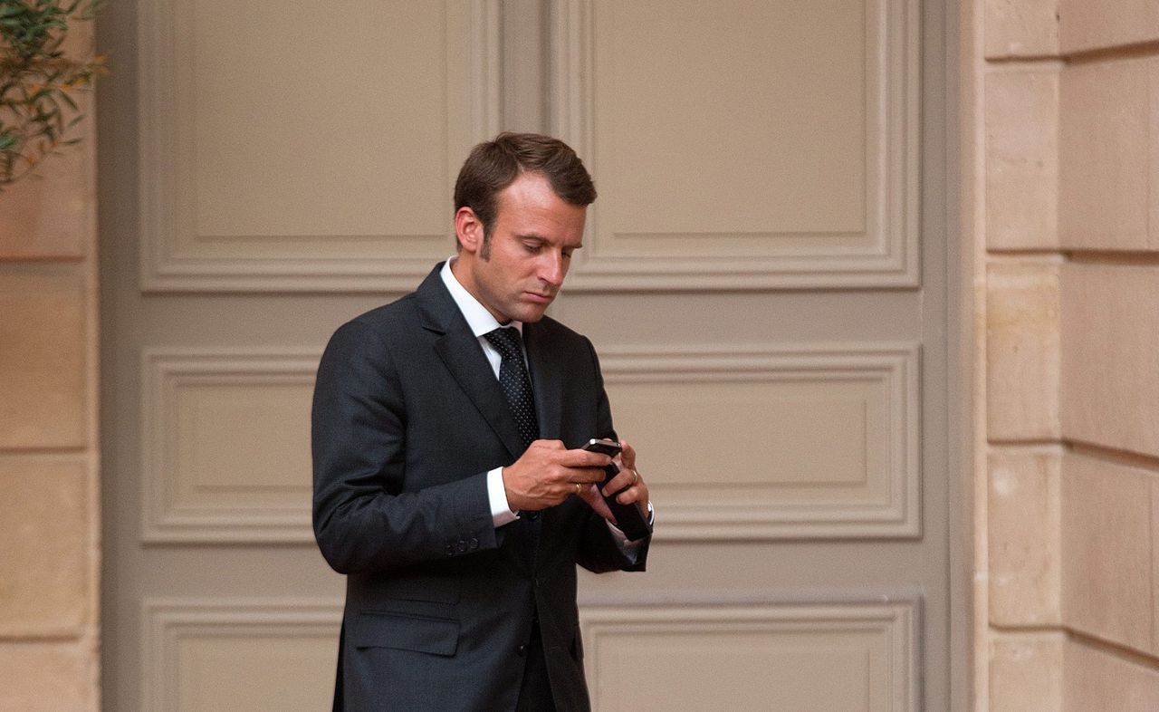 Volgens de Franse krant Le Monde is Macron erg gehecht aan zijn mobiele telefoon.