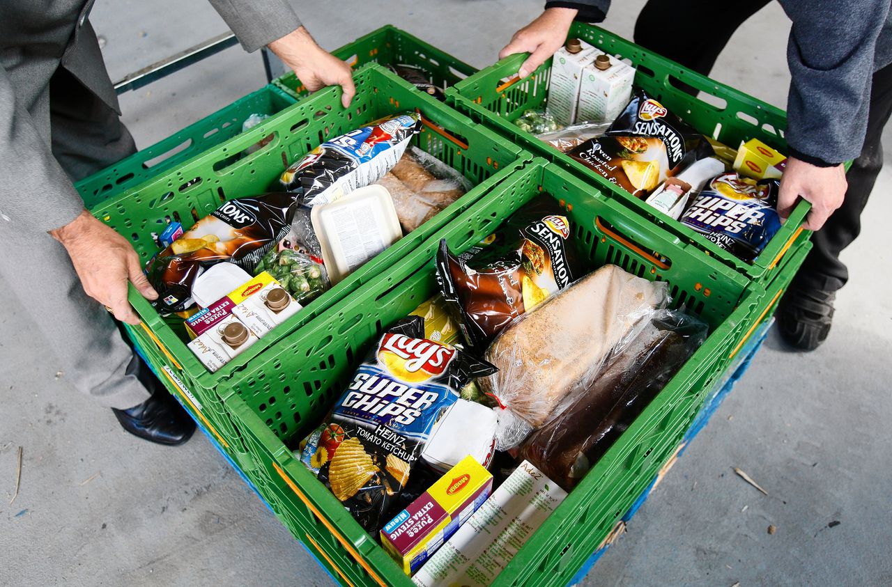 Medewerkers van de Voedselbank in Den Haag stellen de voedselpakketten samen. De Voedselbank zamelt bij producenten en distributeurs van levensmiddelen de producten in die om een of andere reden niet verkocht kunnen worden, maar die kwalitatief nog honderd procent goed zijn.