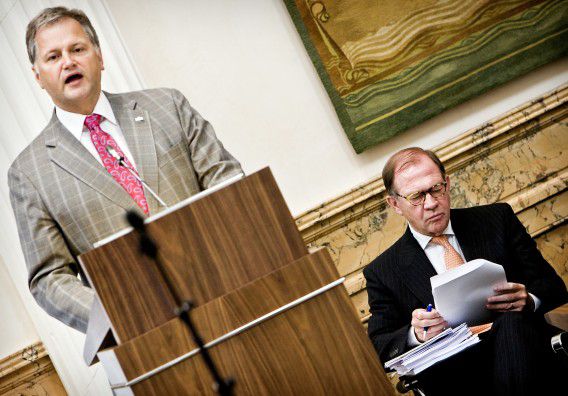 De toenmalig Noord-Hollandse Commissaris van de Koningin Harry Borghouts (rechts) samen met oud-gedeputeerde Ton Hooijmaijers (links) tijdens een debat met Provinciale Staten over de Landsbanki-affaire.