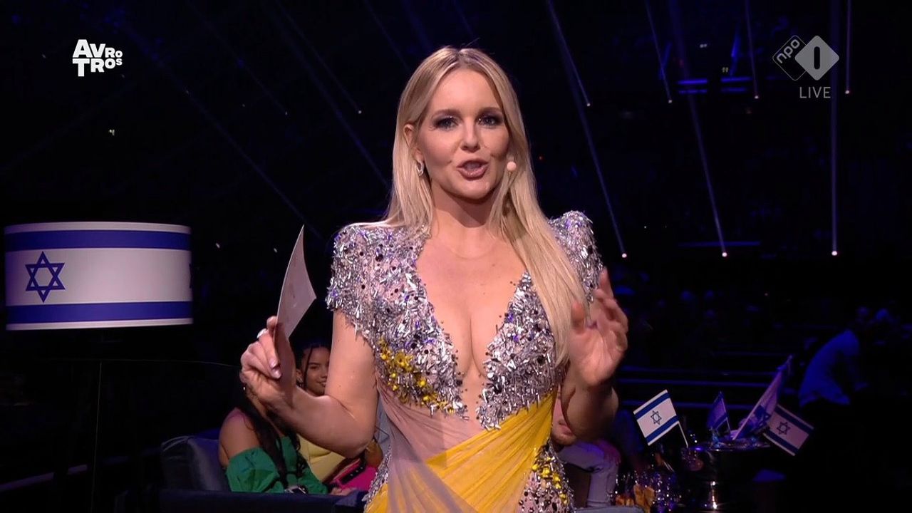 Chantal Janzen improviseert zich door een vertraging in de halve finale van het Eurovisie Songfestival.