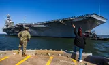 Het Amerikaanse vliegdekschip USS George H.W. Bush vertrekt vanuit zijn thuishaven Norfolk in Virginia, vermoedelijk op weg naar het Midden-Oosten. 