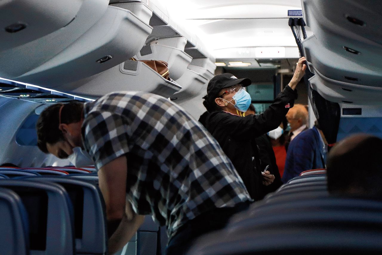 Passagiers voor vertrek van een Delta-vlucht in de VS. Delta blokkeert middenstoelen tot eind september.
