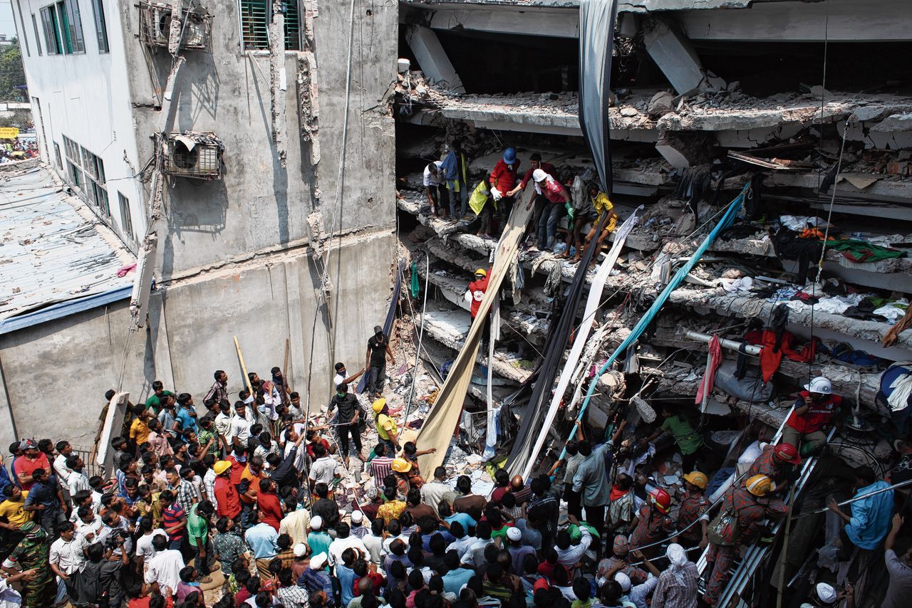 Burgers helpen bij de reddingsoperatie nadat de acht verdiepingen tellende kledingfabriek Rana Plaza is ingestort in Dhaka, Bangladesh in april 2013. Bij de ramp kwamen 1.134 mensen om het leven.