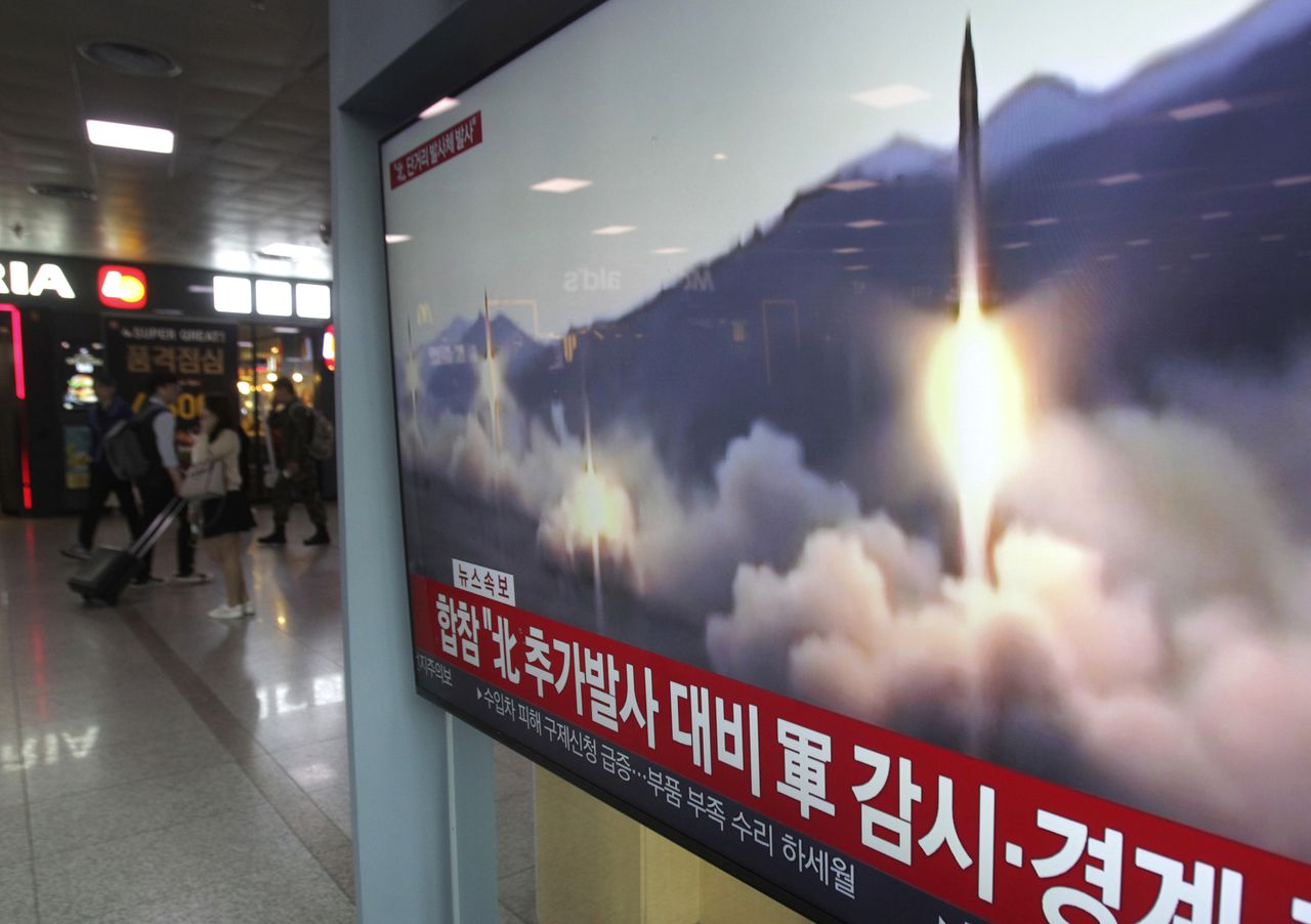 Televisies op het centrale treinstation van Seoul laten beelden van een Noord-Koreaanse lancering zien.