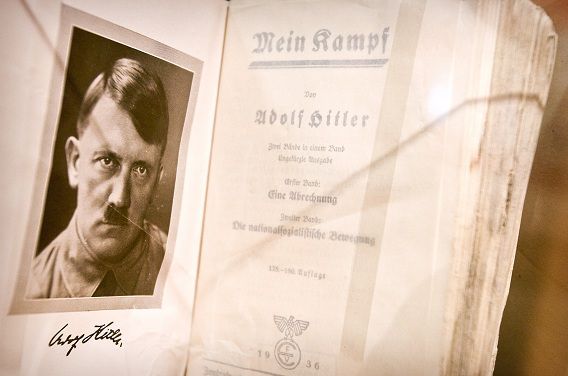 Hitlers 'Mein Kampf' is in Nederland niet te koop. Minister van Onderwijs Plasterk stelde het verbod een aantal jaren terug ter discussie.