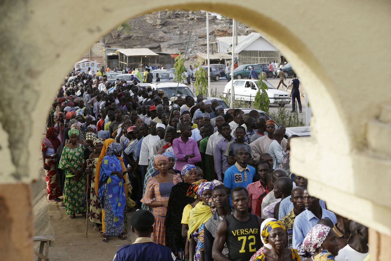Bij de stemlokalen in Nigeria staan ondanks de terreurdreiging lange rijen.