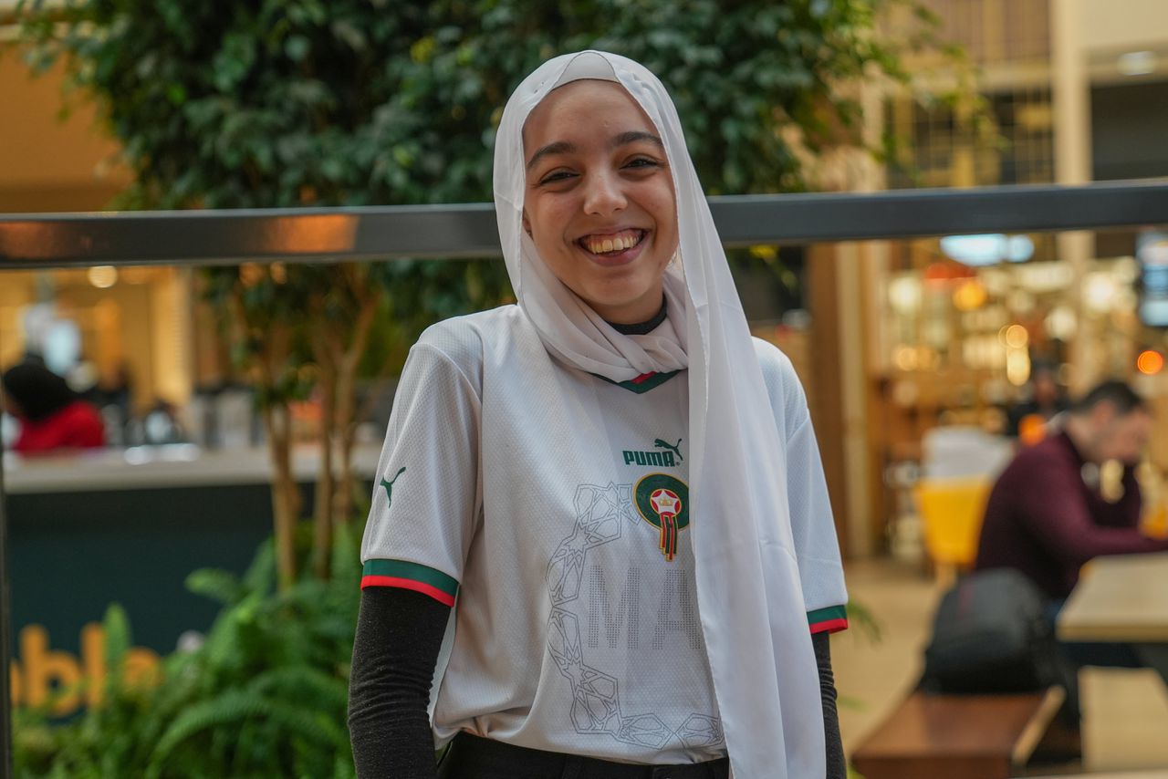 Vooral het witte uittenue van de nationale voetbalploeg is in trek bij de vrouwen van Rabat 