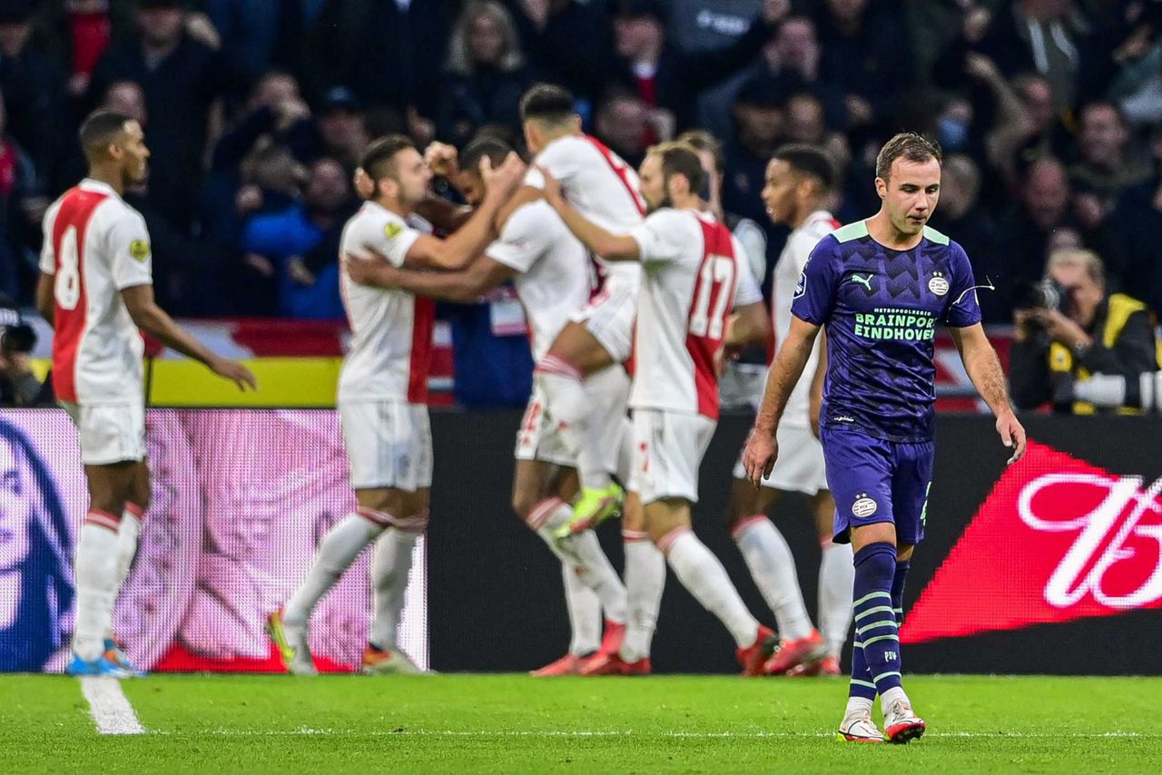 Spelers van Ajax vieren de tweede goal tegen PSV, gemaakt door Sébastien Haller.