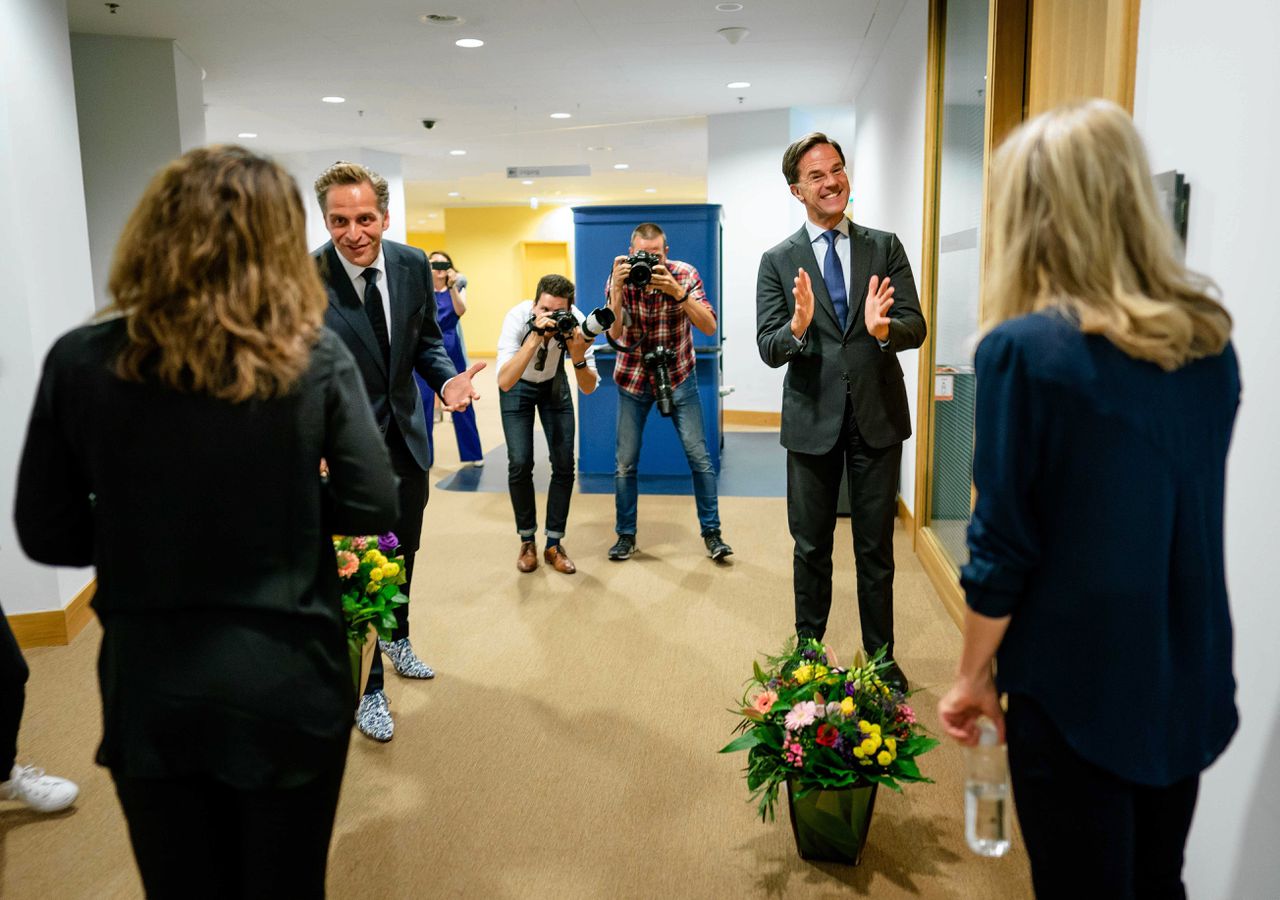 Premier Rutte en minister Hugo de Jonge bedanken de doventolken Corline Koolhof en Irma Sluis na afloop van de persconferentie.