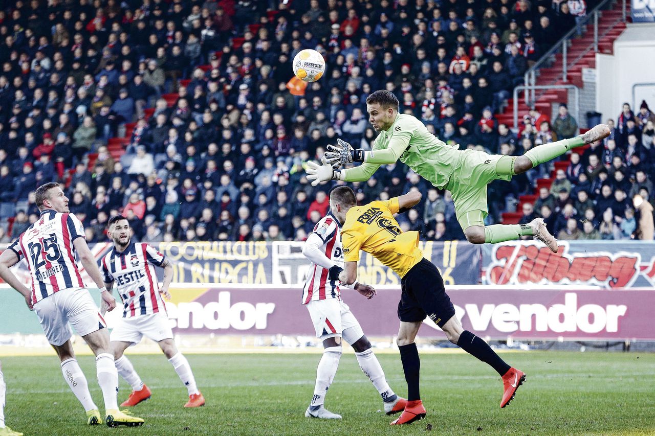 Willem II-doelman Timon Wellenreuther (boven) in duel met Arno Verschueren van NAC Breda. Willem II won de streekderby met 2-0.