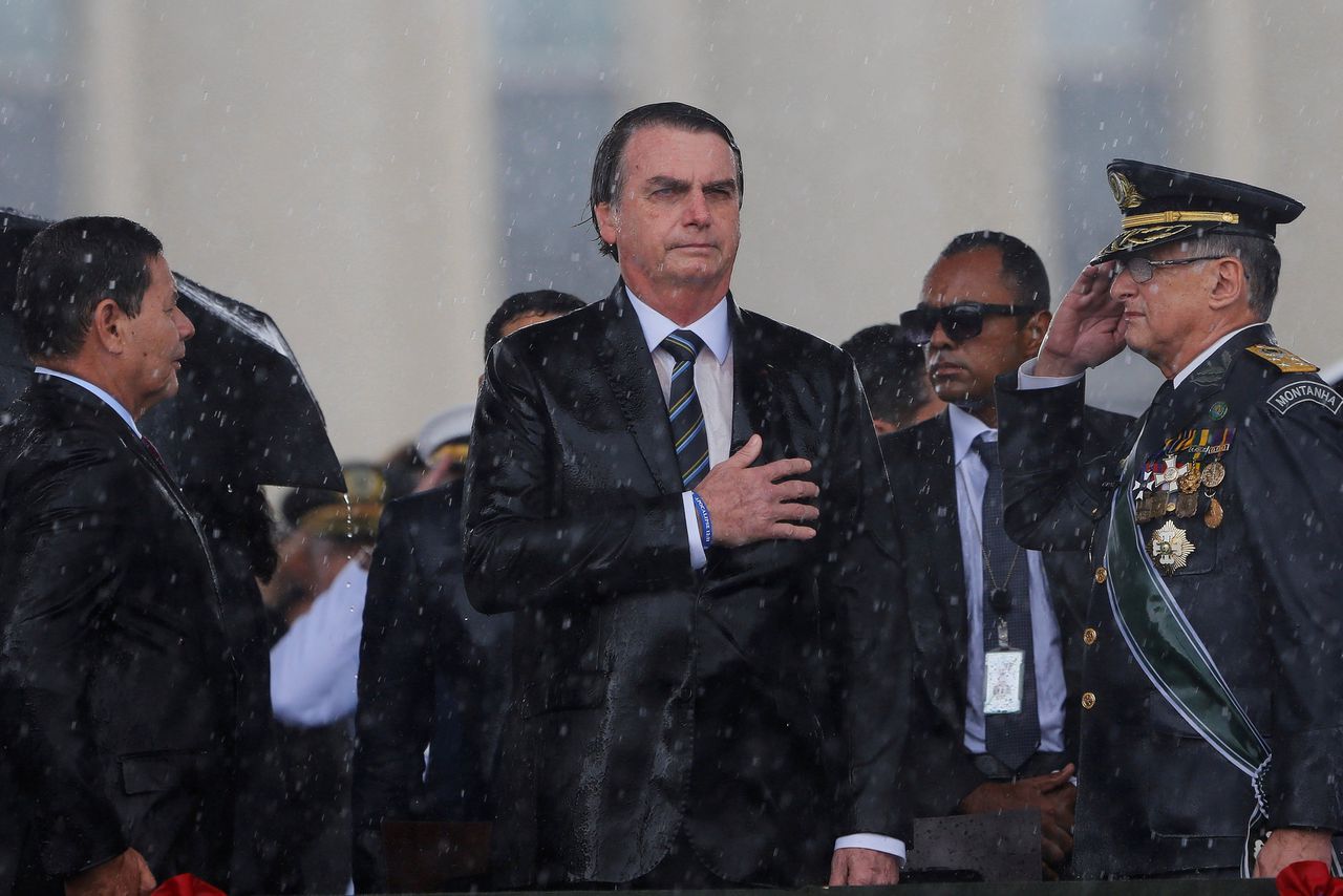De Braziliaanse president Jair Bolsonaro, zelf een oud-legerkapitein, omringt zich graag met militairen. Hier woont hij een ceremonie bij ter ere van de Dag van het Leger, in april 2019.
