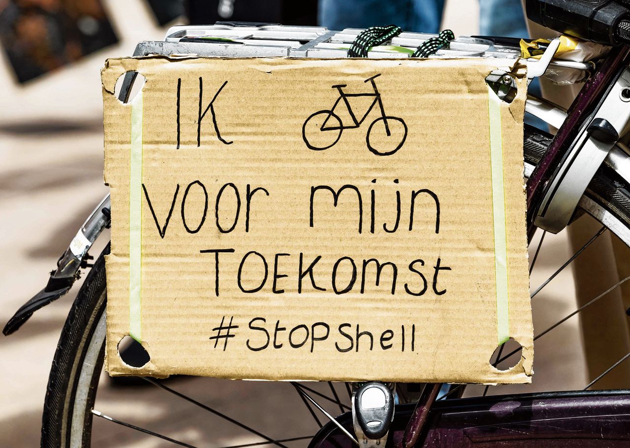 Protest van fietsers uit het Friese Ternaard buiten de Haagse rechtbank waar Milieudefensie woensdag de klimaatzaak tegen Shell won.