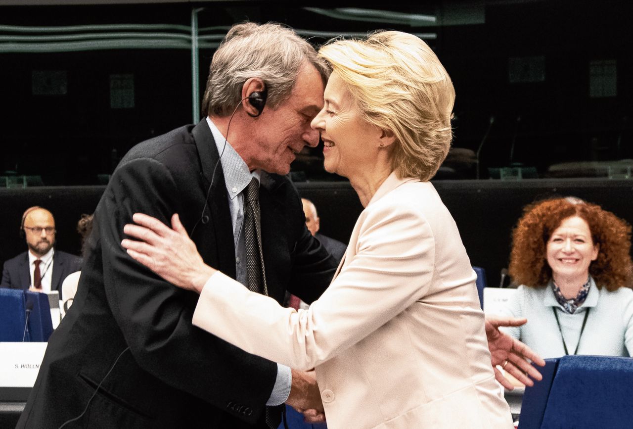 Commissie-voorzitter Ursula von der Leyen met de voorzitter van het Europees parlement, David Sassoli, in Straatsburg.