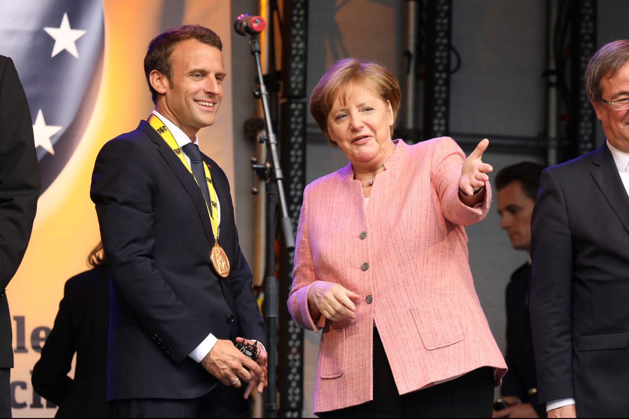 De Franse president Emmanuel Macron met de Duitse Bondskanselier bij de uitreiking van de Karelsprijs.