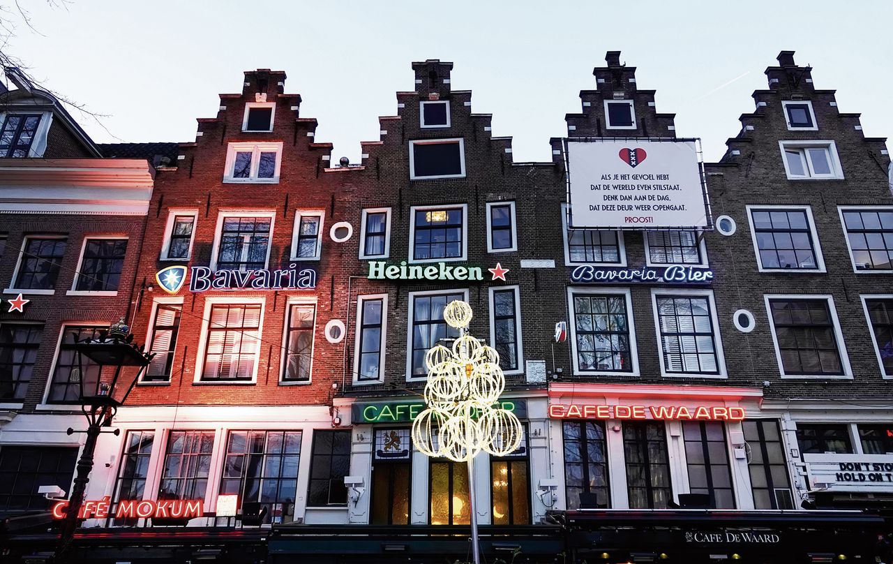 Dichte horecazaken aan het Leidseplein in Amsterdam. Heineken-topman Van den Brink: „Tien tot vijftien procent van onze Europese horecaklanten gaat het niet overleven.”