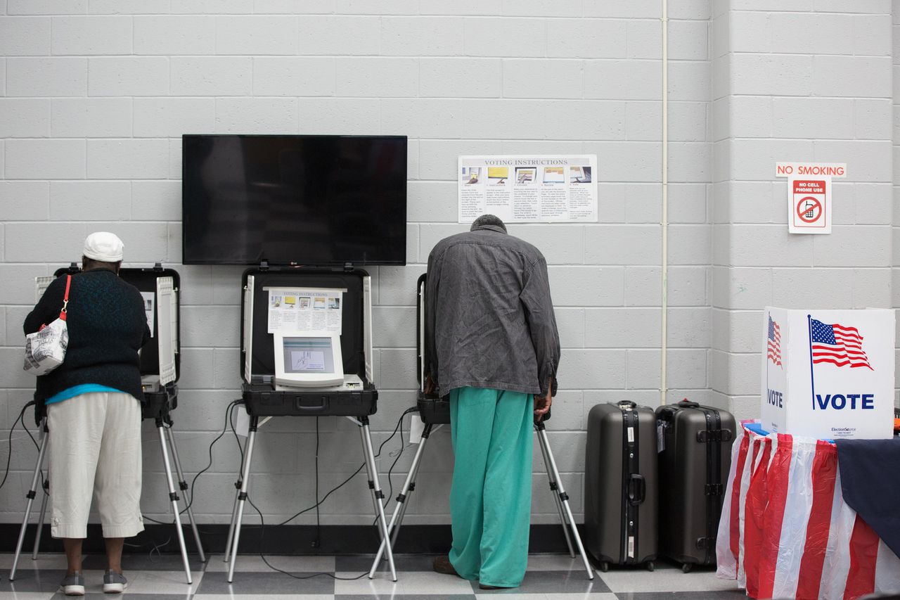 Inwoners van Atlanta, Georgia brengen hun stem uit in de midterms. De verkiezingen zijn pas op 6 november, maar op sommige plekken kunnen kiezers al eerder naar de stembus.