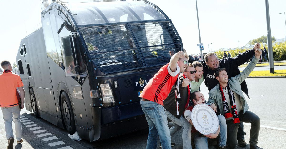 De Snelle Goal Van Kuijt Deed Ook Gezichten Bij De Politie