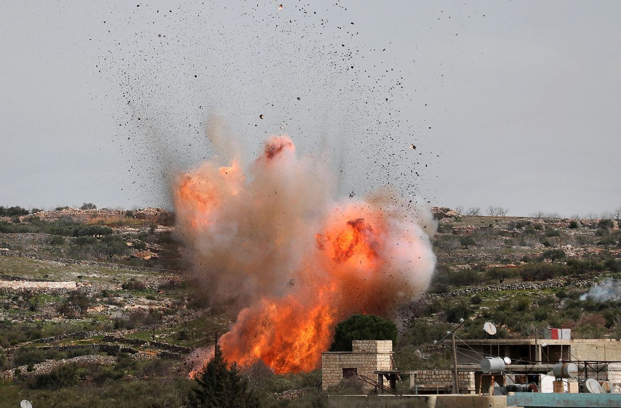 Een ontploffing bij een luchtaanval in het zuiden van Idlib, nog voor de wapenstilstand van kracht was gegaan.