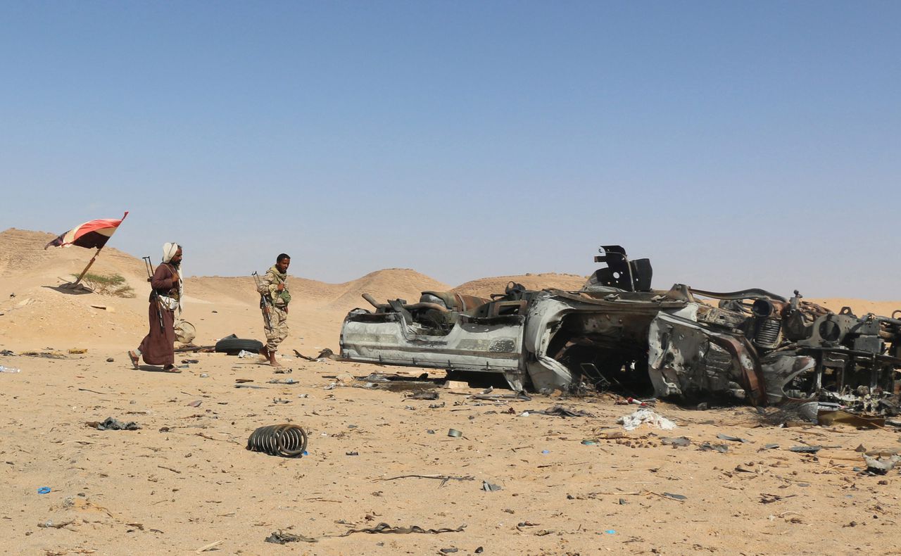 Archiefbeeld van strijders bij een verwoest voertuig dat vermoedelijk van Houthi-rebellen is geweest.