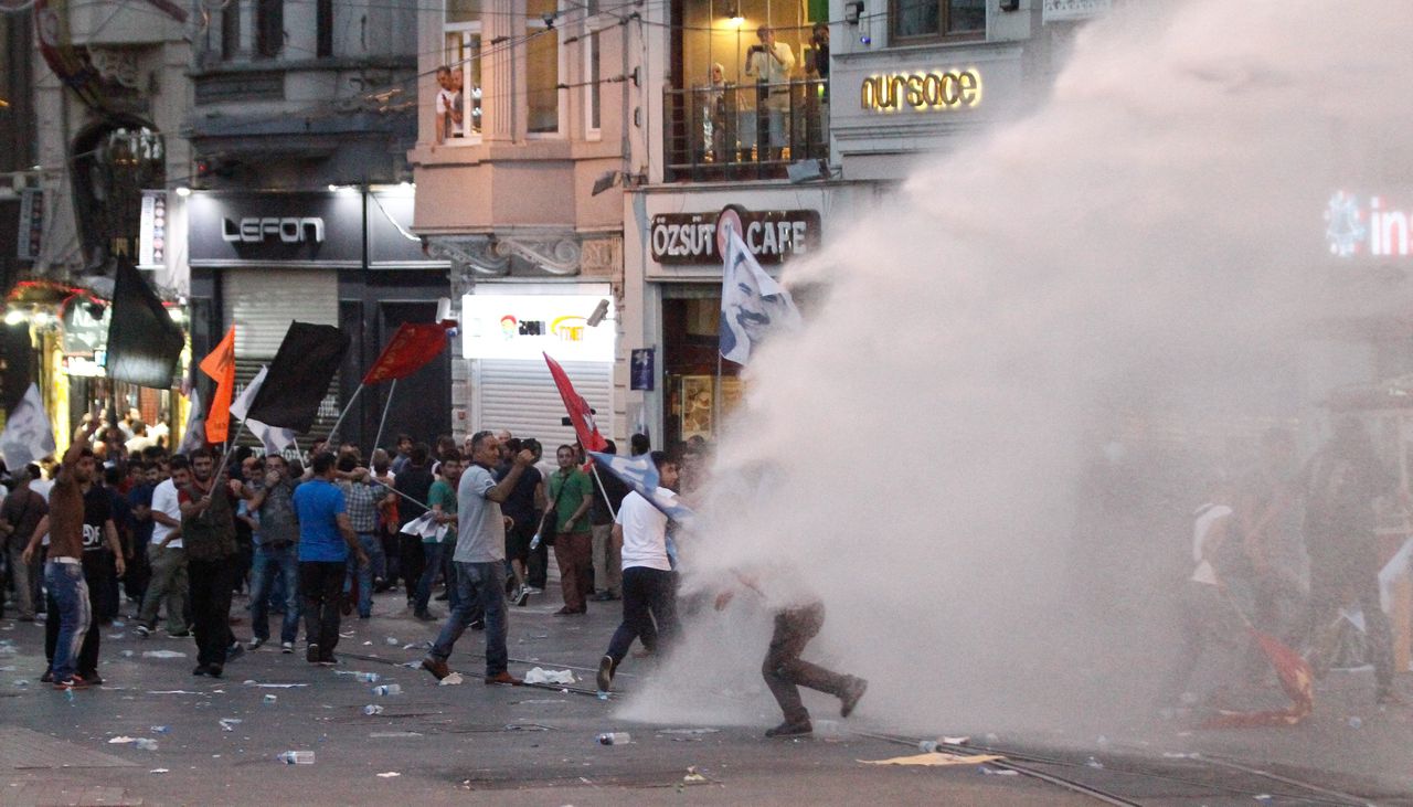 Een demonstrant krijgt de volle laag van een waterkanon op het Taksimplein in de Turkse stad Istanboel.
