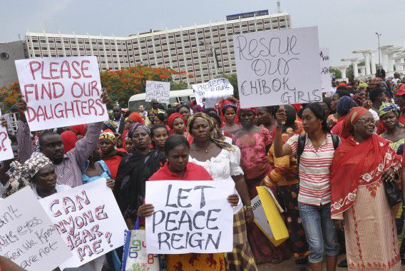 Vrouwen in de hoofdstad Abuja demonstreerden tegen de overheid, die te weinig zou doen om de schoolmeisjes te redden.