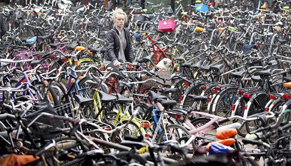 Parkeerproblemen voor fietsen rondom het Centraal Station van Amsterdam.