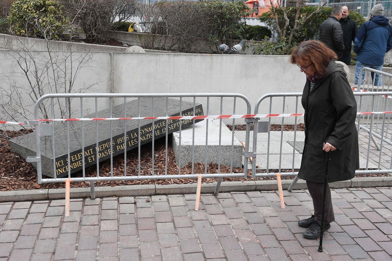 Er is een hek geplaatst om de vernielde gedenksteen voor de oude synagoge in Straatsburg.