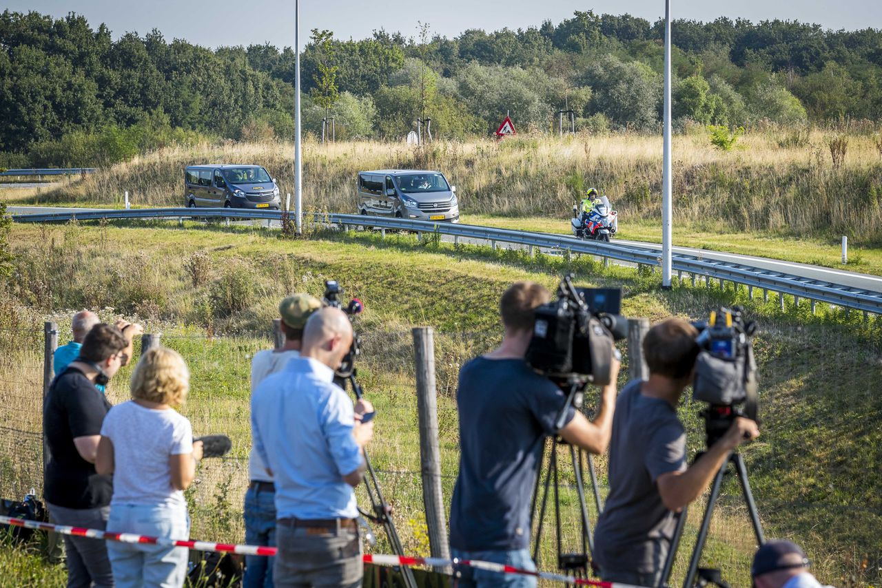 Betrokkenen komen aan bij de besloten schouw die dinsdag plaatsvond op de Brunssummerheide in de zaak over Nicky Verstappen.