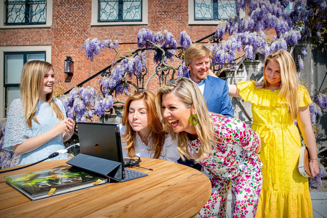 Koning Willem-Alexander, Koningin Máxima en de prinsessen Amalia, Alexia en Ariane vieren Koningsdag in Paleis Huis ten Bosch, 27 April 2020.