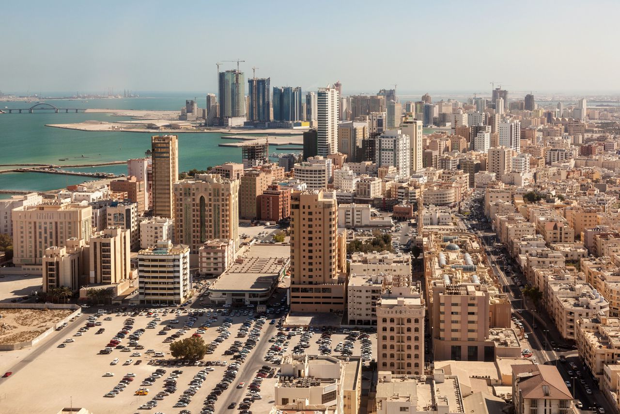 Manama, de hoofdstad van het koninkrijk Bahrein, waar de man bij aankomst op het vliegveld werd vastgezet.