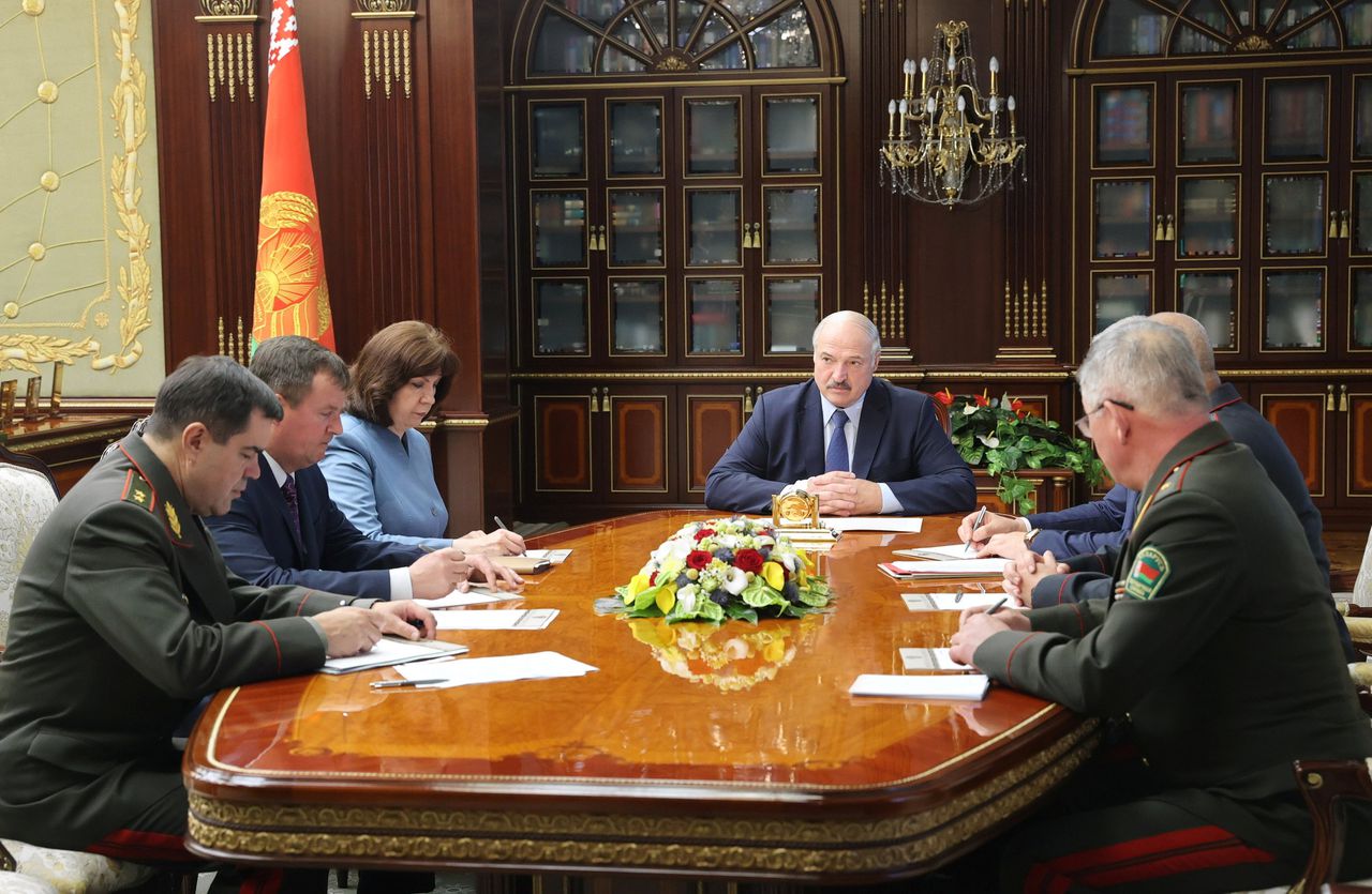 President van Wit-Rusland, Aleksandr Loekasjenko, tijdens een vergadering naar aanleiding van de arrestatie van meer dan dertig Russische huurlingen op Wit-Russisch grondgebied, 29 juli.