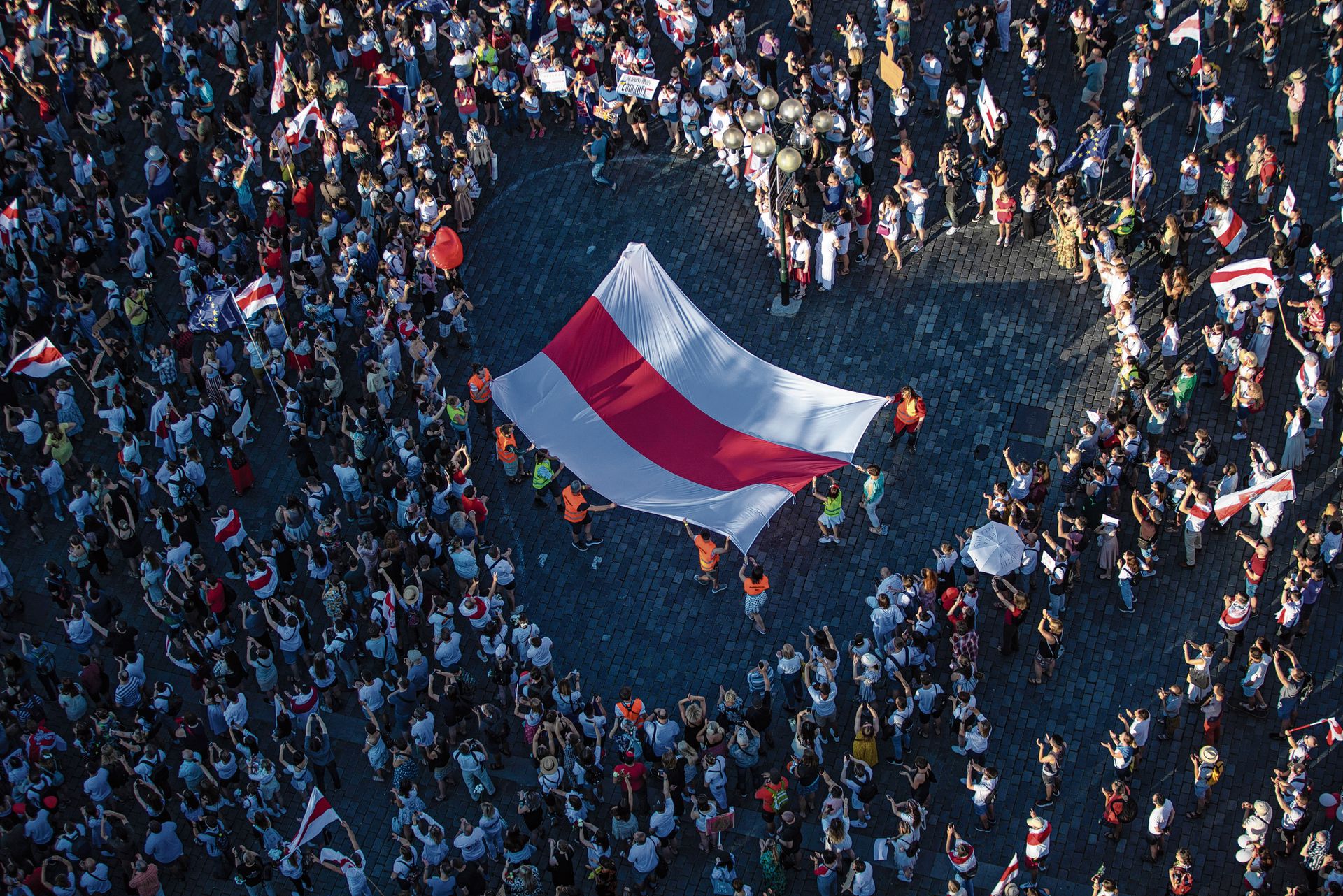 охлократия это форма правления. господство власть толпы. толпа людей силуэт. охлократия это власть. охлократия определение.