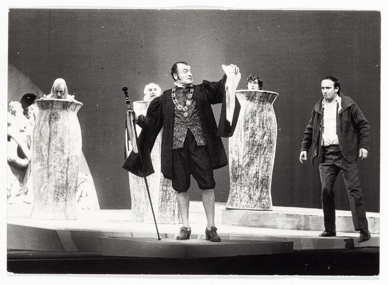 Driekoningenavond door Toneelgroep Theater, uit 1968. Max Croiset (midden); rechts regisseur Hans Croiset.