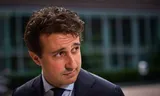 Jesse Klaver komt aan bij een gesprek met onder anderen premier Rob Jetten op 17 augustus. 