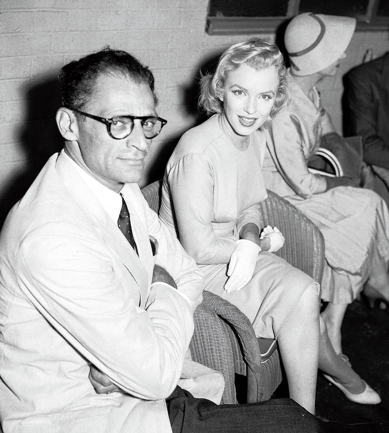 Arthur Miller in 1956 met zijn toenmalige vrouw Marilyn Monroe.