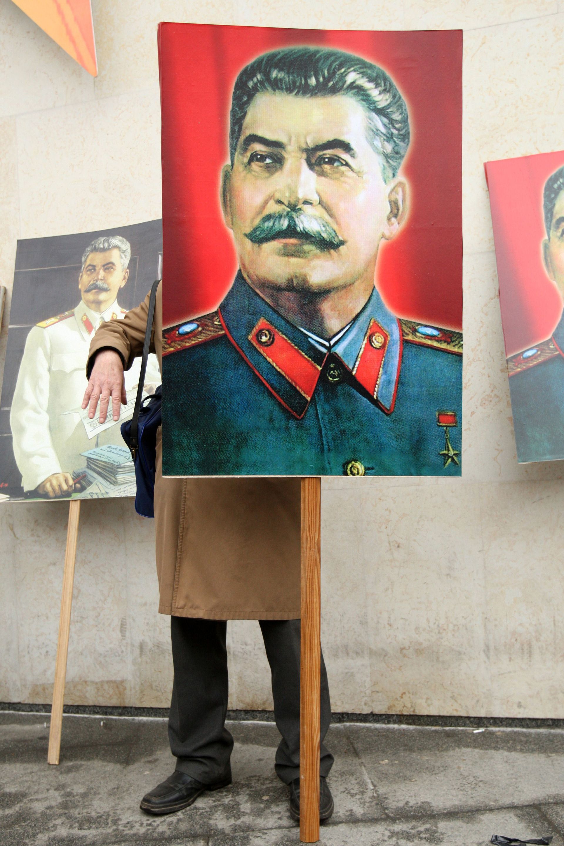 Какой сын сталина. Евгений Яковлевич Джугашвили. Яков Джугашвили художник. Евгений Яковлевич Джугашвили внук Сталина. Яков Джугашвили правнук Сталина картины.
