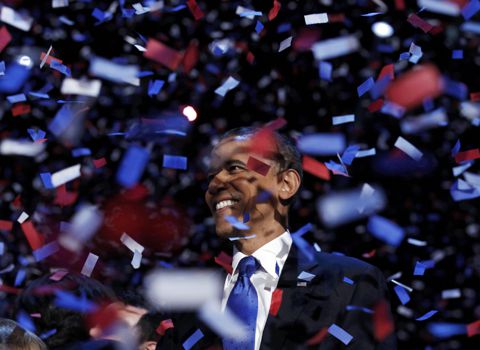 Barack Obama, opnieuw president, op het podium in Chicago na zijn overwinningsspeech. Foto Reuters / Kevin Lamarque