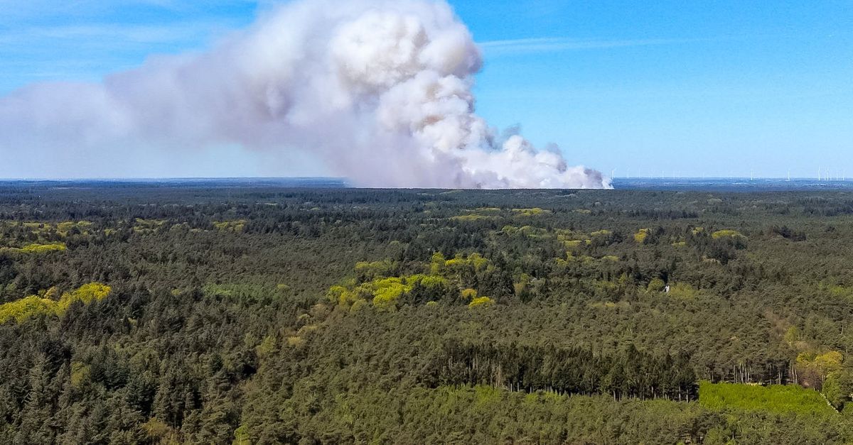 Grote heidebrand uitgebroken op het militaire oefenterrein Artillerie Schietkamp tussen Epe en ’t Harde op de Veluwe